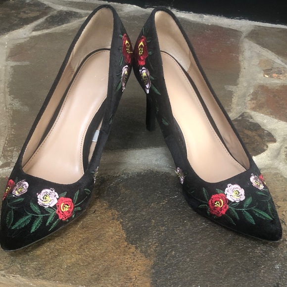 Floral Embroidered Black Pumps - Picture 10 of 13